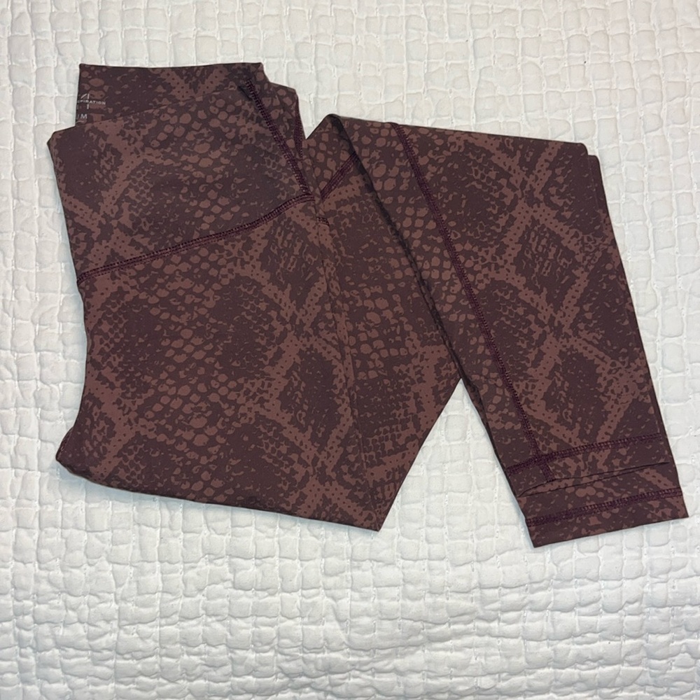 Define Your Inspiration snakeskin leggings size M